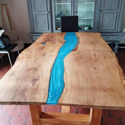 Table Chêne et résine bleu